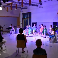 Das Theaterstück "Der Regenbogenfisch" zeigten Schülerinnen und Schüler zur Abschiedsfeier. © Michael Baudisch