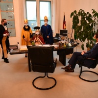 Im Büro des Regierungschefs durfte Miriam (8) hinter dem Schreibtisch Platz nehmen. © Michael Baudisch