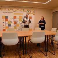 Die Architekten Christoph Hahn und Luise Mäbert in einem der neuen Besprechungsräume.