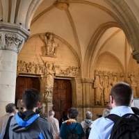 Im Eingangsbereich des Doms - theologisch reiche Bildersprache. © Elisabeth Meuser