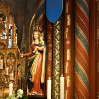Maria mit dem Jesuskind: Statue in der Basilika. Auf dem blauen Schild an der Säule steht das diesjährige Wallfahrtsmotto: "Ich bin da, wo Du bist". © Elisabeth Meuser