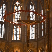 In der Vierung der Marienbasilika hängt dieses eindrucksvolle Kruzifix, "umrahmt" von einer riesigen (Dornen-)Krone © Elisabeth Meuser