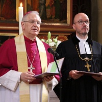 Beide Bischöfe berichteten von ihrer eigenen persönlichen Beziehung zur Taufe. © Andreas Golinski