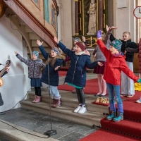 Den Pilgergottesdienst gestalteten gesanglich Kinder der Crostwitzer Pfarrgemeinde unter der Leitung von Veronika Robel und Sabine Jurenz. © Rafael Ledźbor