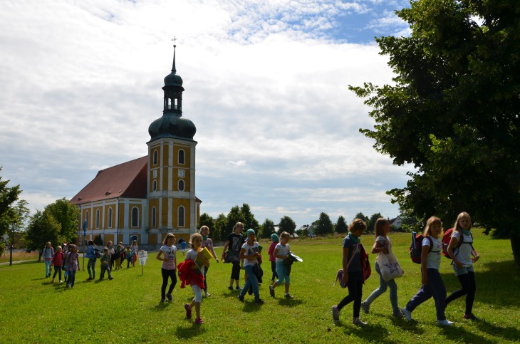 Die Wallfahrtskirche in Rosenthal ist alljährlich das Ziel vieler Pilger - hier bei einer Kinderwallfahrt. © Foto: Michael Baudisch