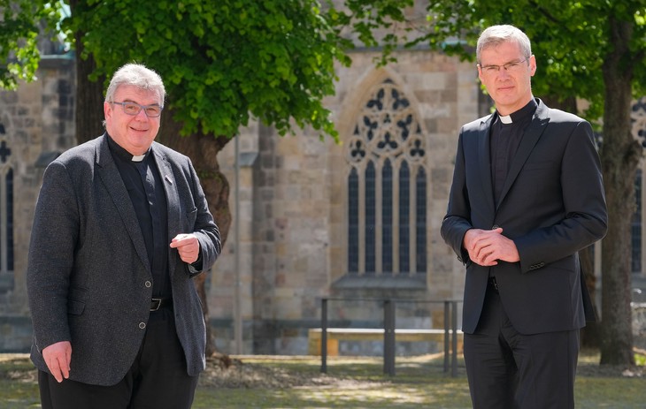 Monsignore Georg Austen (l.) und Bischof Heiner Wilmer. © Christian Gossmann