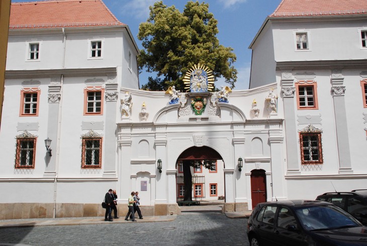Das Portal zum Domstift Bautzen - in diesem hat die Domschatzkammer ihre Räume.
