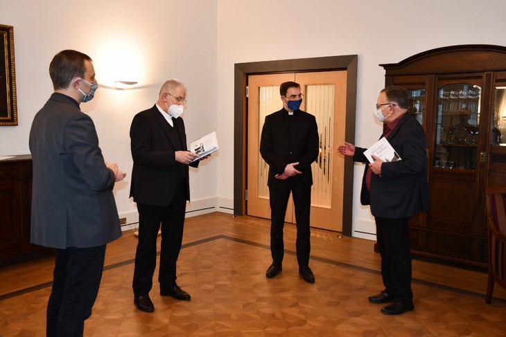 Bei der Übergabe des neuen Bistums-Buchs in Dresden (v.l.n.r.): Dr. Voigt, Bischof Timmerevers, Generalvikar Kutschke, Prof. Dr. Poppe. © Michael Baudisch