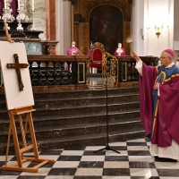 Bischof Heinrich segnete das Kreuz, das nun seinen Platz in der Katholischen Akademie des Bistums finden wird. © Michael Baudisch