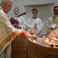 Entzünden von Weihrauch und brennender Dochte an den Ecken des Altars.