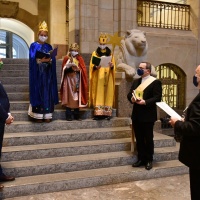 Die Sternsinger - begleitet von Diakon Frank und dem Weltkirchenbeauftragten des Bistums - überbrachten der Staatskanzlei den Segen für das neue Jahr. © Michael Baudisch