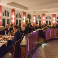 Begegnung und Austausch von Journalistinnen und Journalisten mit Bischöfen und DBK-Generalsekretärin Beate Gilles bei einem Abendessen in der Yenidze. © Andreas Gäbler