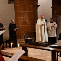 (V.l.n.r.) Pater Maurus und Abt Barnabas Bögle im November 2024 im Gottesdienst mit Bischof Heinrich Timmerevers in Wechselburg. © Michael Baudisch