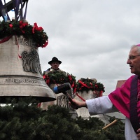 Bischof Heinrich schlägt die neuen Glocken nacheinander an. © Matthias Montag