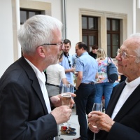 Im Gespräch: der scheidende Internatsdirektor Michael Hirschmann (links) und Altbischof Joachim Reinelt (rechts). © Michael Baudisch