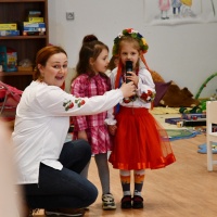 Auch zwei vierjährige Mädchen sangen ein ukrainisches Lied und begeisterten die Anwesenden mit ihrem Gesang. © Michael Baudisch