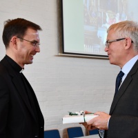 Caritasdirektor Matthias Mitzscherlich (rechts) bei der Gratulation. © Michael Baudisch