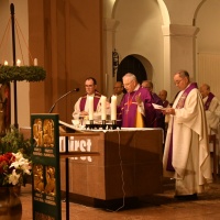 V.l.n.r.: Propst Schäffel, Bischof Timmerevers, Pfarrer Bernhard Gaar.