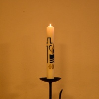 Die Kerze gestalteten Chemnitzer Jugendliche für die Schwestern.
