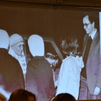 Historische Aufnahme: Mutter Teresa und Schwestern des Ordens, rechts im Bild Pfarrer Bernhard Gaar als junger Seelsorger. © privat