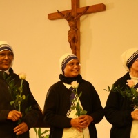 Rosen erhielten die Mutter-Teresa-Schwestern als Dank für ihre Arbeit.