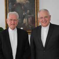 Erzbischof Steiner (links) ist vor seiner Kardinalserhebung in Rom noch bei Bischof Heinrich Timmerevers in Dresden zu Gast. Die beiden Priester kennen sich seit vielen Jahren. © Michael Baudisch