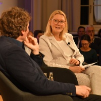 Dr. Daniela Pscheida-Überreiter (rechts) im Podiumsgespräch mit dem Referent des Abends. © Michael Baudisch