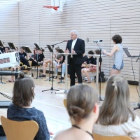 Bischof Timmerevers beantwortet Fragen der Klassenstufe 11 © Andreas Golinski