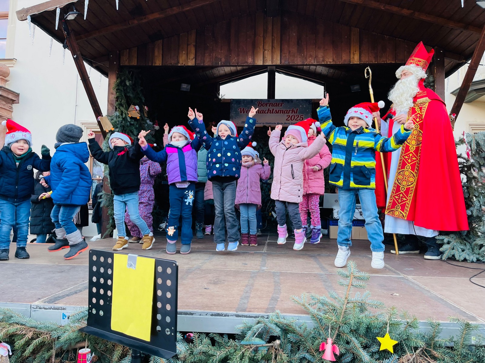 „Marienkäfer“ gestalten Nikolaus-Besuch auf dem Bornaer Weihnachtsmarkt mit