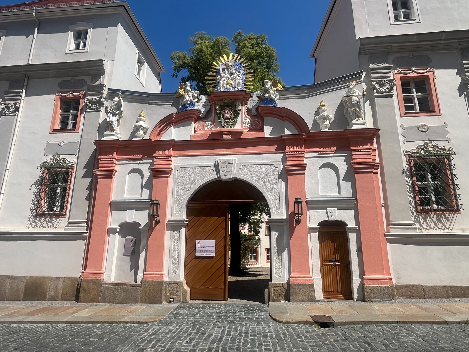 Umfassende Sanierung des Portals am Bautzener Domstift erfolgreich abgeschlossen