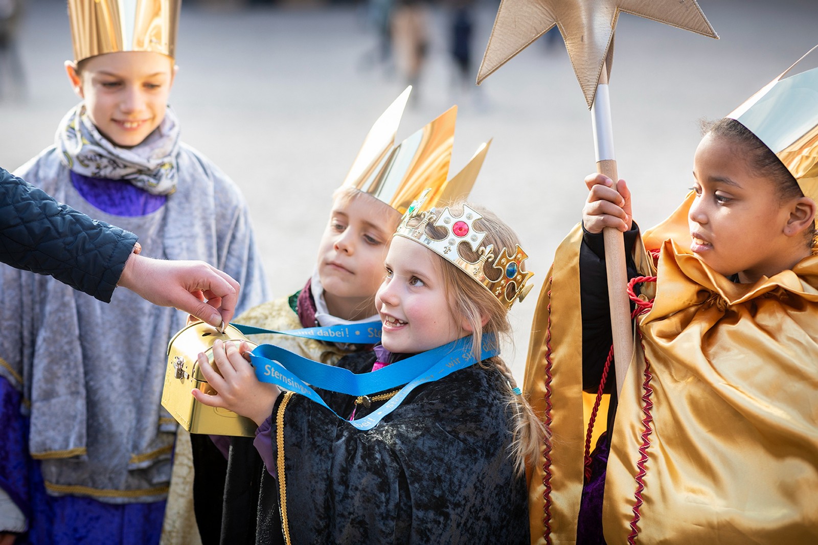 Sternsinger sammeln mehr als 48 Millionen Euro bei ihrer Aktion Dreikönigssingen 2025
