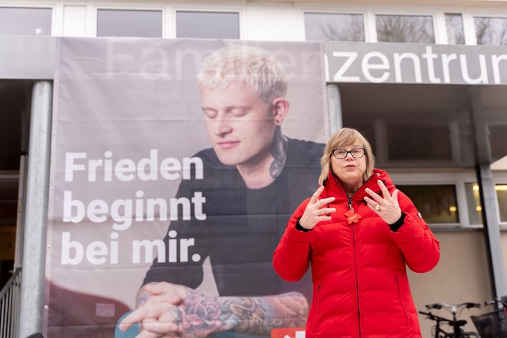 Caritas-Präsidentin Eva Maria Welskop-Deffaa beim Kampagnen Kick-Off vor dem Caritas-Familienzentrum in Leipzig Grünau. © Caritas