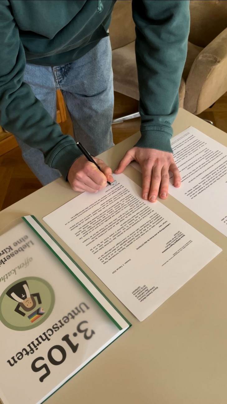 Clemens Kannegießer, Mitinitiator der Initiative, unterschreibt den Brief an Papst Franziskus. © Johanna Salokat