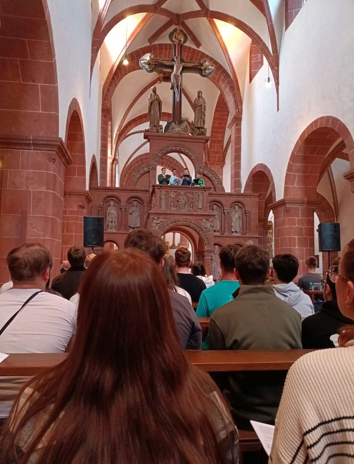 Zahlreiche Jugendliche und junge Erwachsene waren zur Jugendvesper in die Basilika nach Wechselburg angereist. © privat