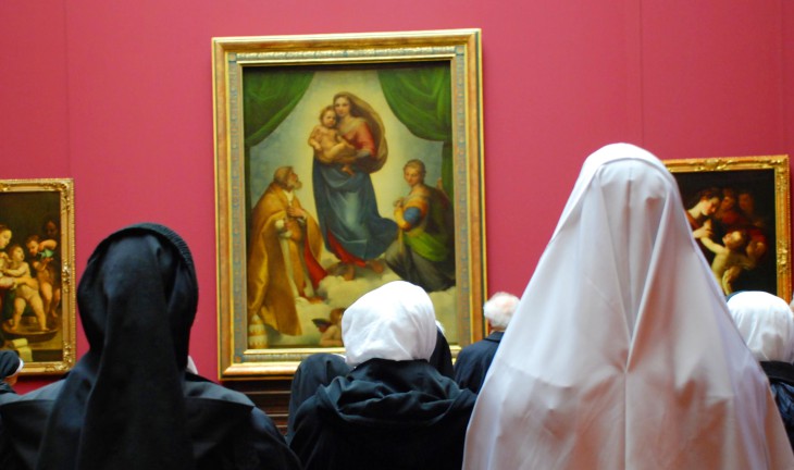 Ordensfrauen des Bistums vor dem Gemälde der Sixtinischen Madonna von Raffael in der Dresdner Gemäldegalerie Alte Meister. © Michael Baudisch