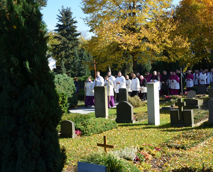 Eine Beerdigung auf dem Alten Katholischen Friedhof in Dresden. © Michael Baudisch