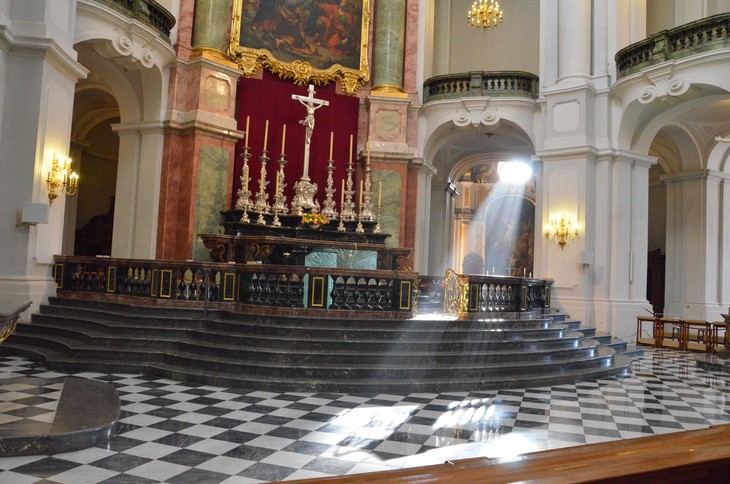 Ein Sonnenstrahl im Kirchenschiff der Dresdner Kathedrale.