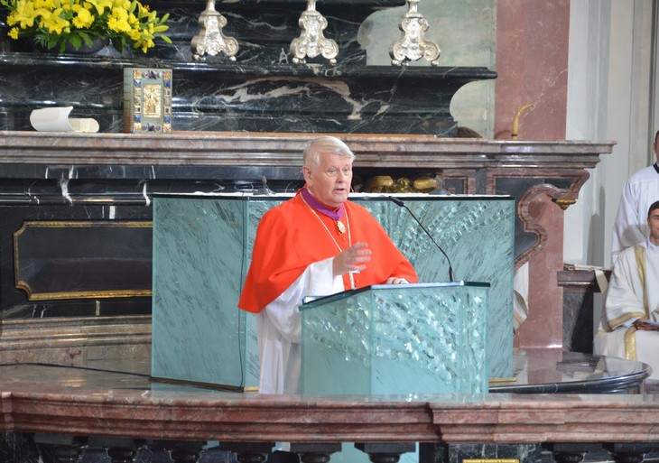 Klemens Ullmann als Domdekan 2016 am Ambo der Dresdner Kathedrale. © Elisabeth Meuser