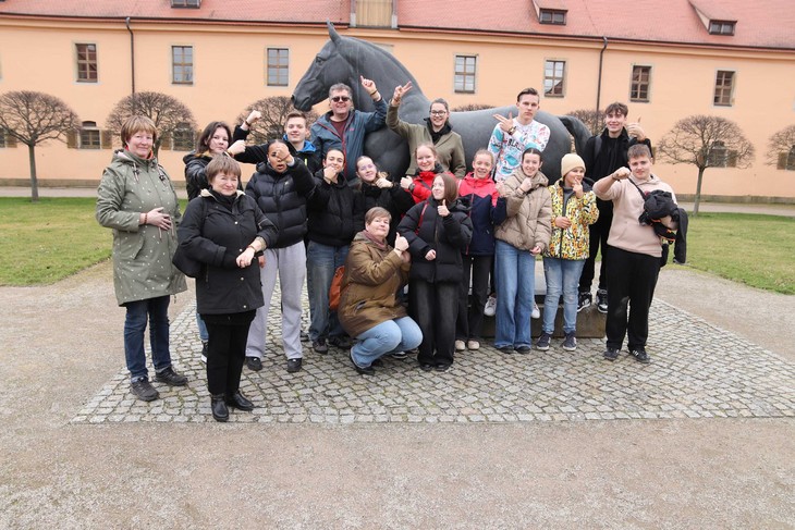 Litauische und deutsche Jugendliche lernten sich bei einer Jugendbegegnung besser kennen - hier bei einem Besuch im Landgestüt Moritzburg. © Johannes Köst