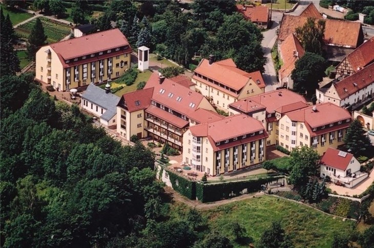 Blick auf die Anlage in Goppeln mit Mutterhaus und Klosterkirche der Nazarethschwestern sowie der Seniorenwohnanlage St. Franziskus und dem Caritas-Altenheim St. Clara. © privat