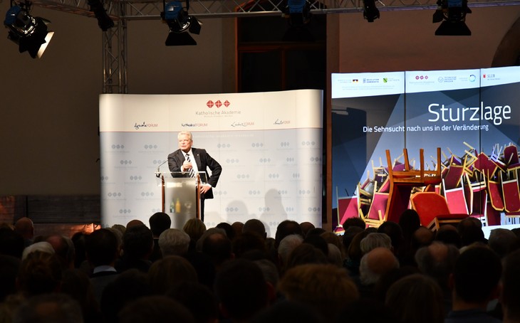 Joachim Gauck sprach in Dresden über "Zusammenwachsen in rauen Zeiten". © Michael Baudisch