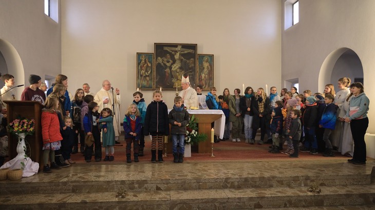 Den Festgottesdienst zum Jubiläum ihrer Pfarrkirche mit Bischof Heinrich Timmerevers gestalteten viele engagierte Gemeindemitglieder mit. © Sandro Heddergott