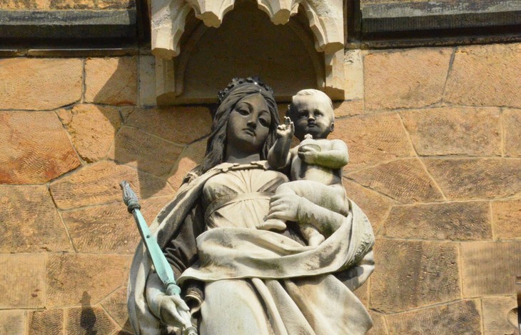 Marienstatue mit Jesuskind an der katholischen Kirche in Sebnitz.