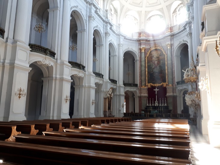 Hier wäre normalerweise mehr als genug Platz, um Abstände einzuhalten: die Dresdner Kathedrale. © Michael Baudisch