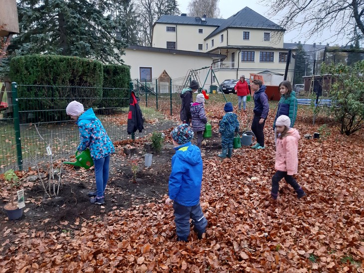 Reges Treiben herrschte während der Pflanzaktion auf dem Gelände der katholischen Gemeinde. © Jens Hauser