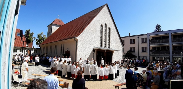 Fronleichnamsfeier der Zwickauer Gemeinden auf dem Geländer der Pfarrkirche Heilige Familie. © Carsten Thoms