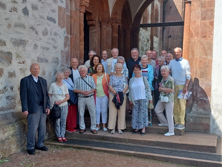 Bei der Mitgliederversammlung des Diözesanen Bonifatiuswerks vor der Basilika des Klosters Wechselburg. © Martina Weser