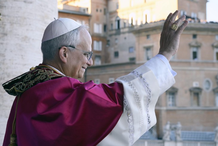 Papst Leo XIV. - sein Amtsantritt hat neue Erwartungen und Hoffnungen geweckt. © Picture Alliance: Hans Lucas / Vatican Media