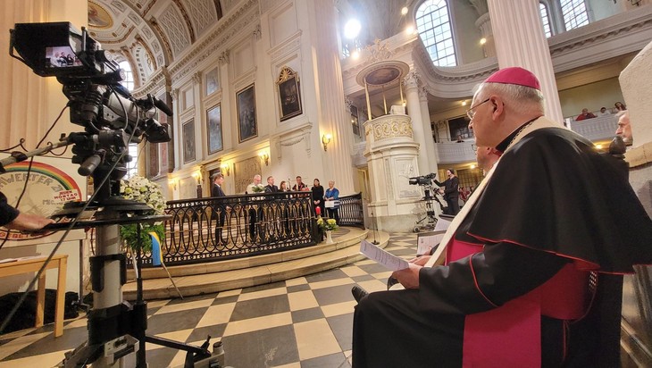 Beim Gottesdienst in der Leipziger Nikolaikirche. © Mira Körlin