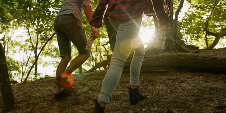 Verliebte und Verlobte sind zum Kletteraktivtag für Paare besonders eingeladen.